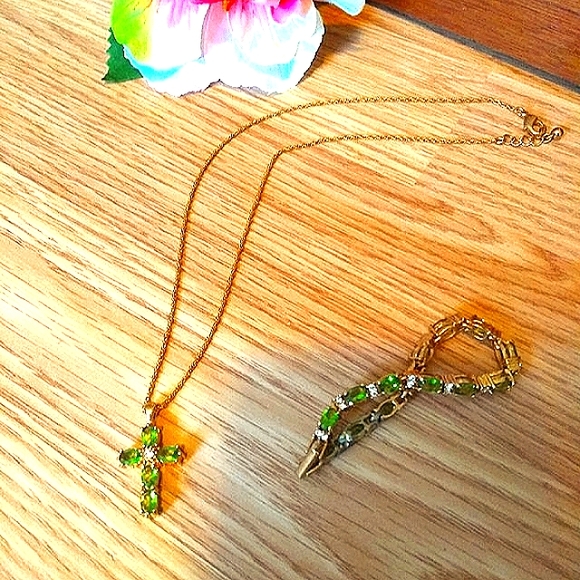 Avon Diamond and Peridot Necklace and Bracelet Set in Gold in Great Condition - Picture 2 of 6